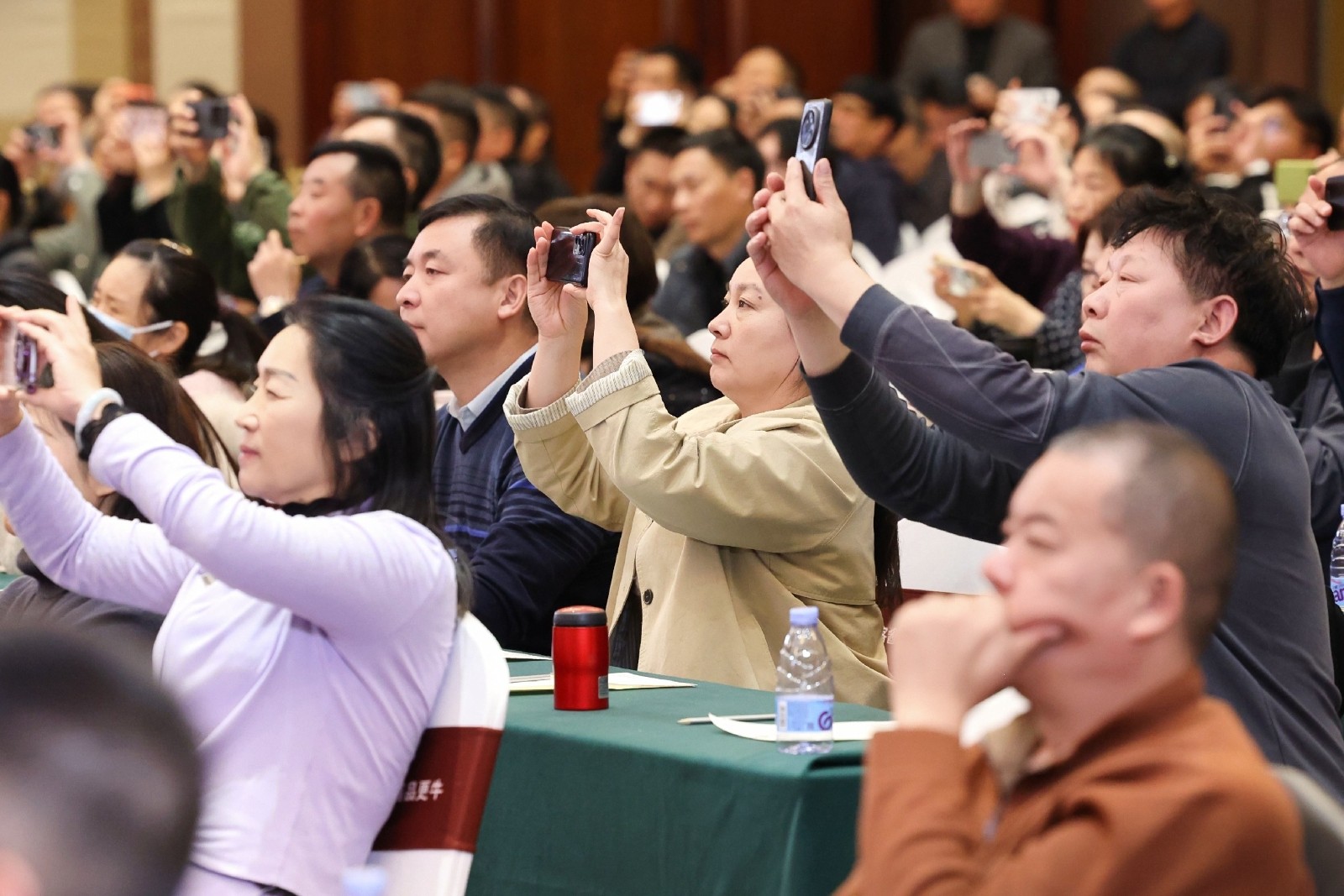 1764314226735008806.jpg 现场嘉宾.jpg