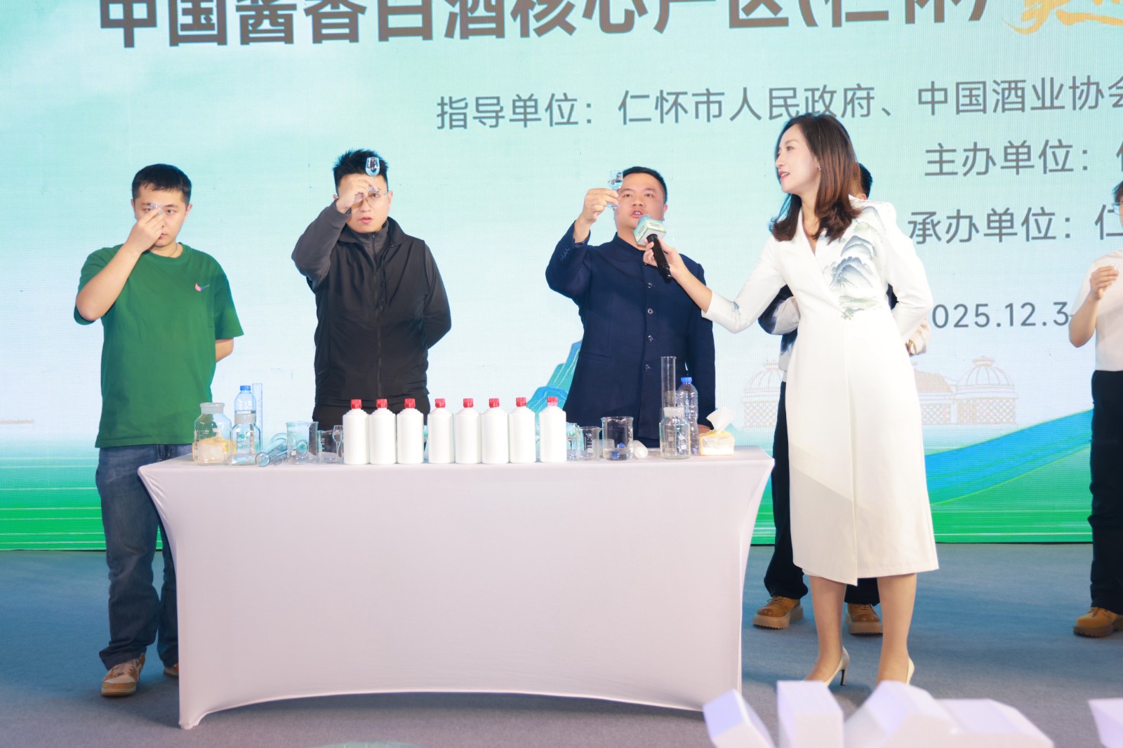 图 酣客君丰邓昌伟（右二）代表仁怀产区展示勾调技术.jpg