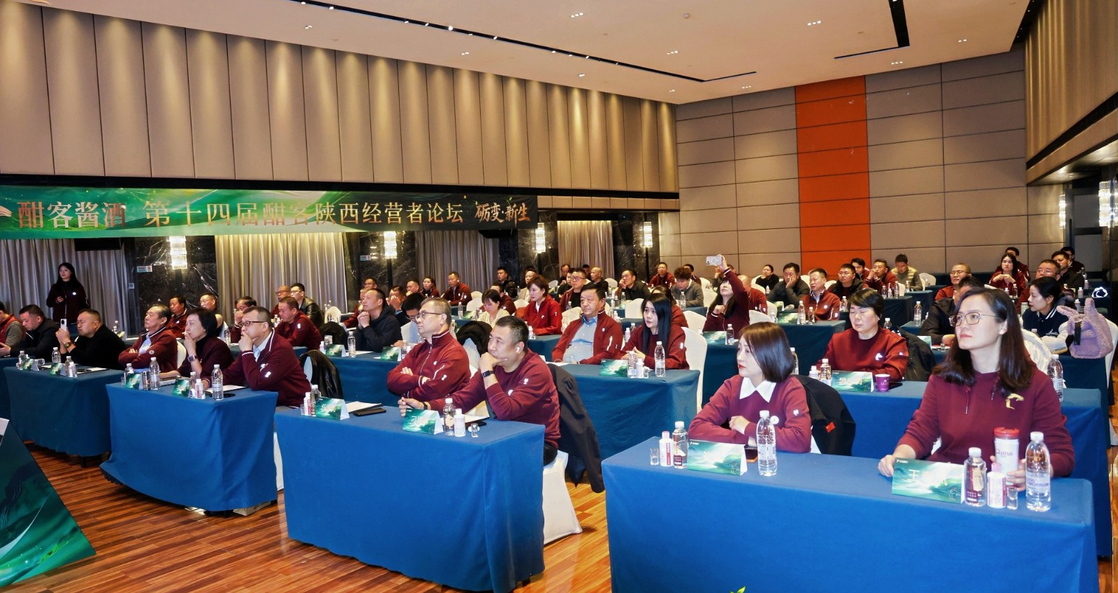 1774334120156027678.jpg 论坛现场.jpg